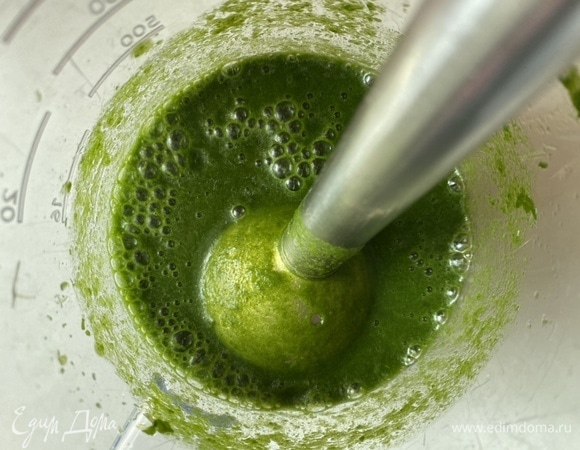 Отдельно сварить шпинат в небольшом количестве воды и при помощи погружного блендера сделать из него пюре.