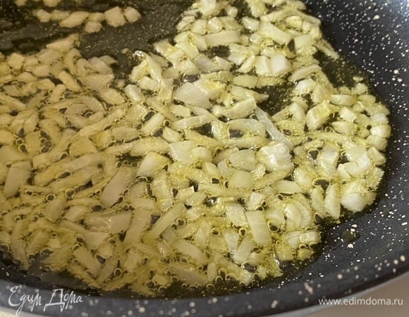 Лук и чеснок мелко порубить и обжарить на смеси оливкового и сливочного масел до прозрачного состояния.