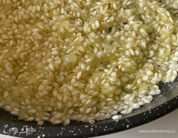 Добавить рис ТМ «Националь» и, постоянно помешивая, обжарить в течение 1 минуты.