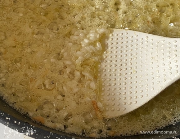 Влить вино и готовить на среднем огне до полного выпаривания жидкости.