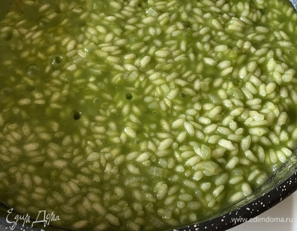 Когда весь бульон будет использован, добавить пюре из шпината, рубленую мяту.