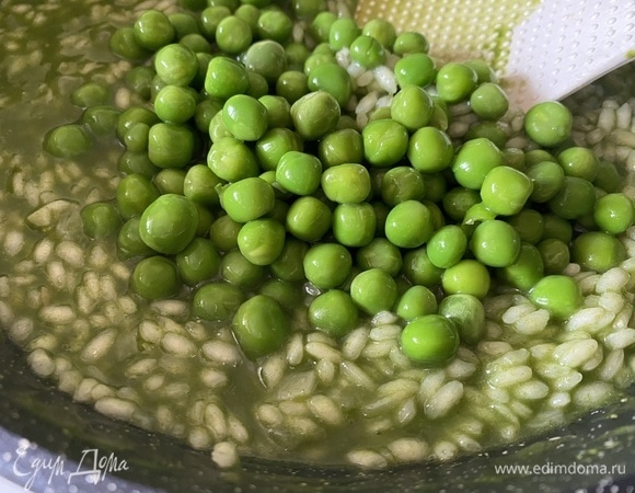 Добавить зеленый горошек. Когда весь бульон впитается, добавить натертый на мелкой терке пармезан, перемешать. Подавать горячим, украсив веточкой мяты. Приятного аппетита!