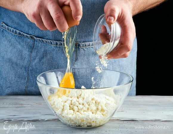 Добавьте яйцо и сахар. Перемешайте.  