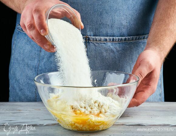 Добавьте муку.