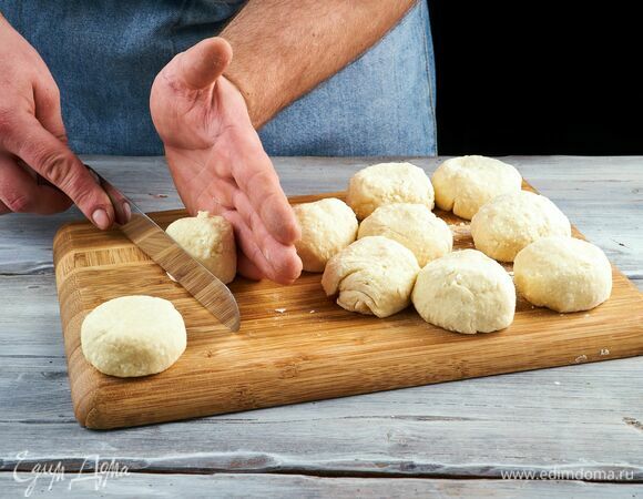 Разделите творожную массу на равные части. Сформируйте сырники. Каждый сырник обваляйте в муке.