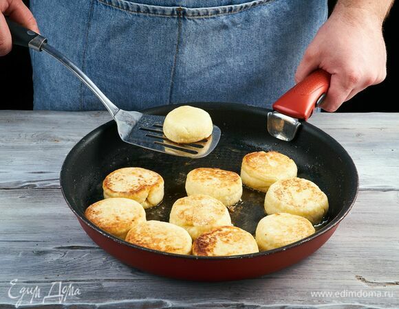 Обжарьте на сковороде с растительным маслом на среднем огне до румяности с двух сторон.