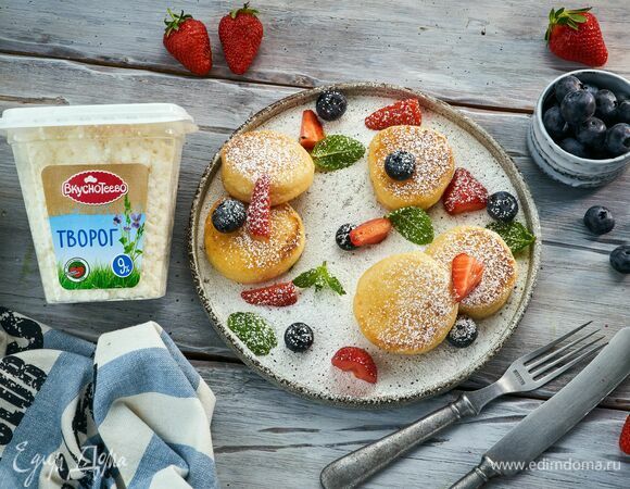 Подавайте со свежими ягодами голубики и клубники.