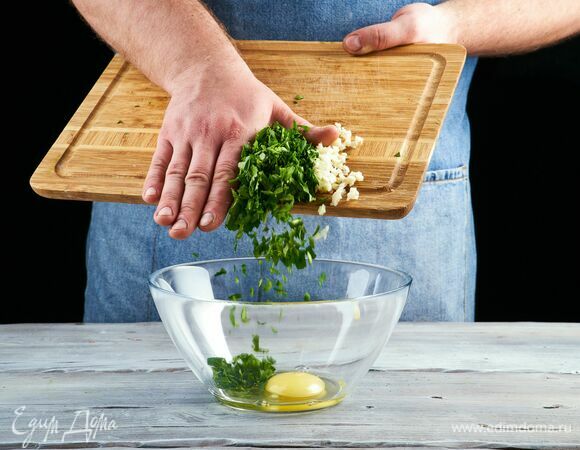 Соедините в чашке кинзу, рубленый чеснок и яйцо.