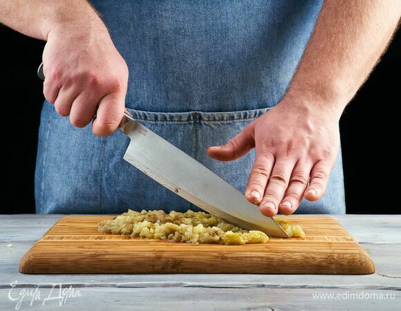 Снимите баклажаны с огня, удалите ложкой мякоть, стараясь не повредить кожу. Мякоть слегка порубите ножом.