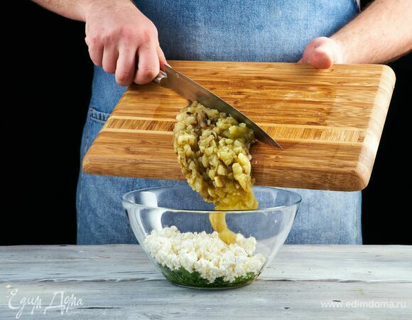 Соедините мякоть баклажанов с творожной смесью.