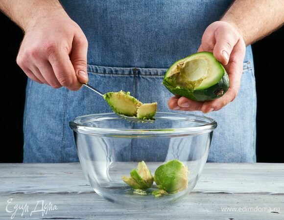 Авокадо разрежьте пополам, уберите косточку и вытащите ложкой мякоть.