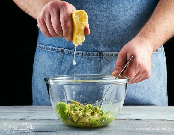 Разомните мякоть вилкой и сбрызните лимонным соком, чтобы масса не потемнела.