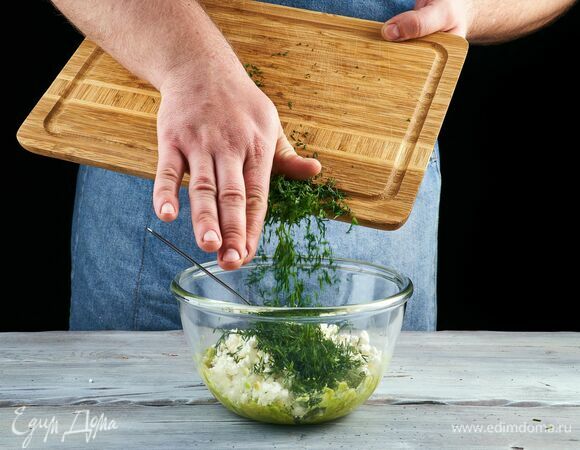 Добавьте мелко нарезанный укроп. Перемешайте.