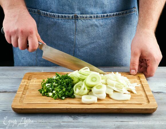 Нарежьте лук-порей, зеленый лук и репчатый лук.