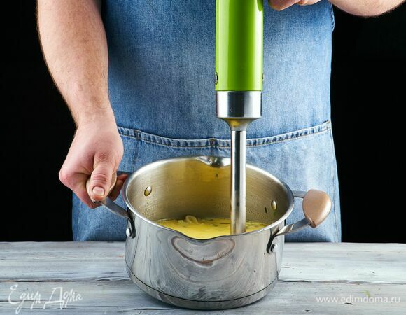 Теплый суп взбейте блендером до нежного пюре.