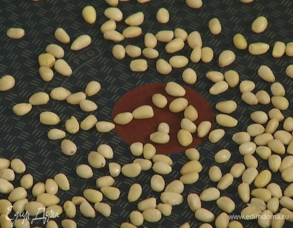 Кедровые орехи обжарить на сухой сковороде и пересыпать в отдельную посуду.