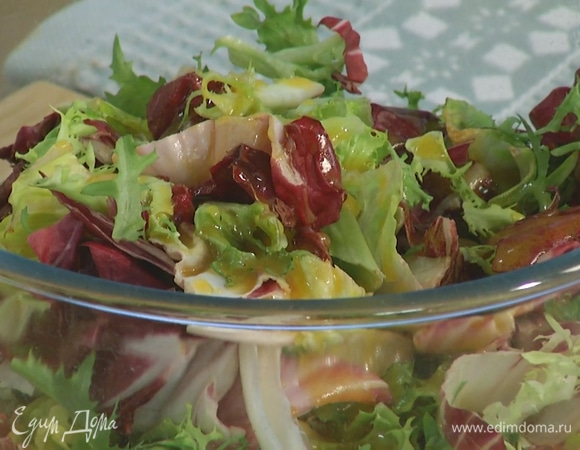 Салатные листья выложить в глубокую посуду, полить заправкой и перемешать.