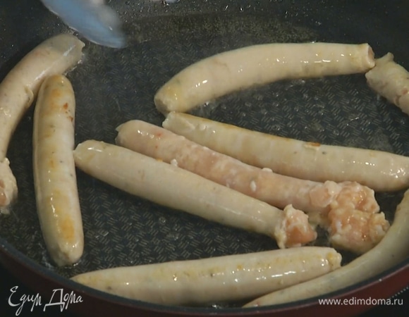 Разогреть в сковороде оливковое масло и пожарить куриные колбаски.