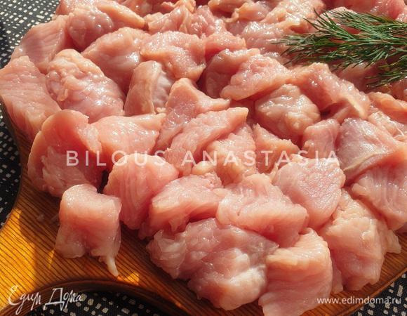 Филе индейки вымыть, просушить, нарезать кусочками. Пропустить индейку через мясорубку (я использую блендер). Совет: перед тем как перемалывать мясо в блендере, положите кусочки индейки в морозилку на 20 минут. Это нужно для того, чтобы мясо не превратилось в пюре, а все-таки в фарш.