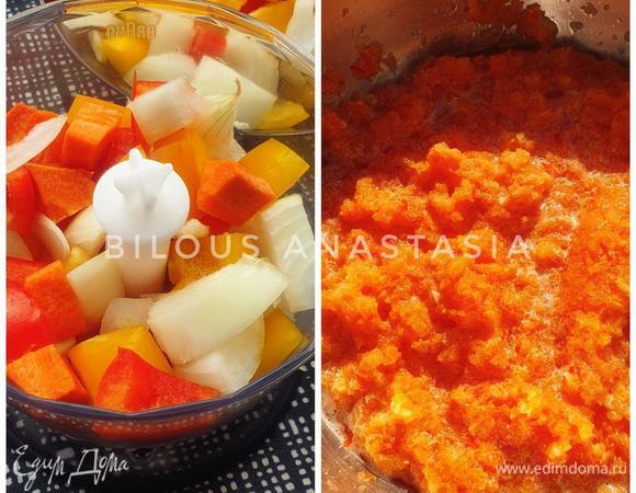 Перец, морковь, лук и чеснок также пропустить через блендер или мясорубку. От блендера будет много сока. После процесса измельчения выложите получившуюся массу в друшлаг с мелкими дырочками и подождите, пока стечет сок.