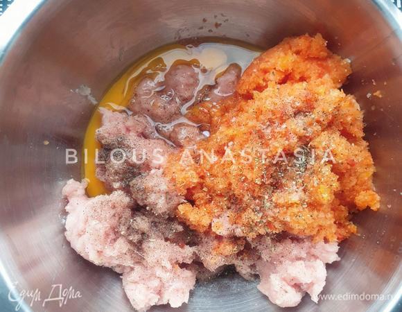 Соединяем мясо, овощи, яйца куриные и приправы. Перемешиваем.
