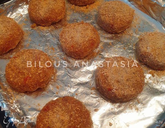 Далее формируем наши котлеты (форма и обьем — по вашему вкусу). Чтобы они не прилипали к рукам, смажьте руки подсолнечным маслом. Совет: для лучшей формы я обваливаю котлету в панировочных сухарях. Далее ставим противень в разогретую до 200°C духовку на 40 минут.