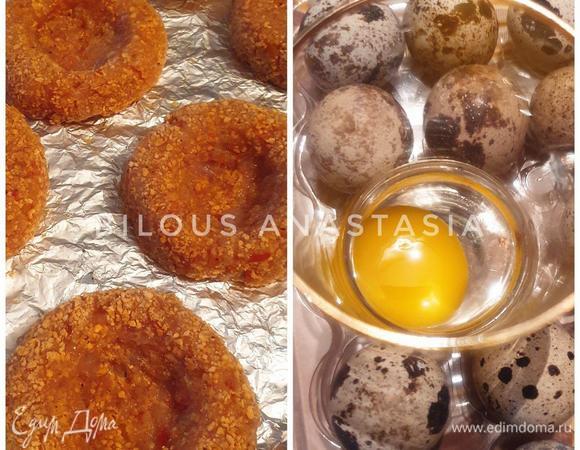 Чтобы разнообразить вид котлеток, делаем в них маленькие глубокие лунки и подготавливаем перепелиные яйца. Ставим противень в духовку, разогретую до 200°C, на 35 минут. После выливаем яйцо в лунку и отправляем назад в духовку на 5 минут.