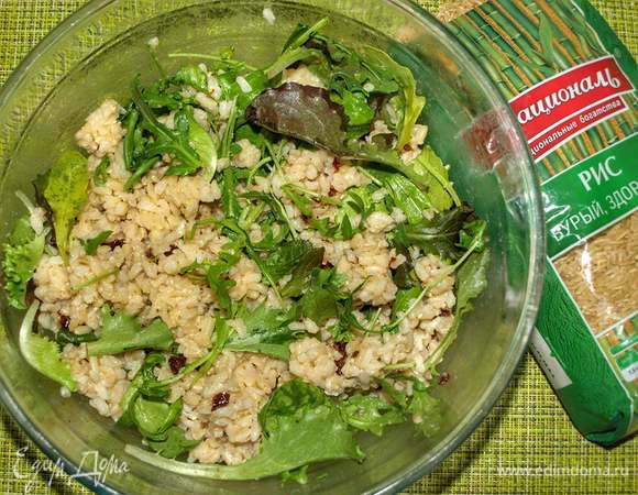 Салатный микс разделить на две части. Одну часть вмешать в рис. Если необходимо, добавить соль.