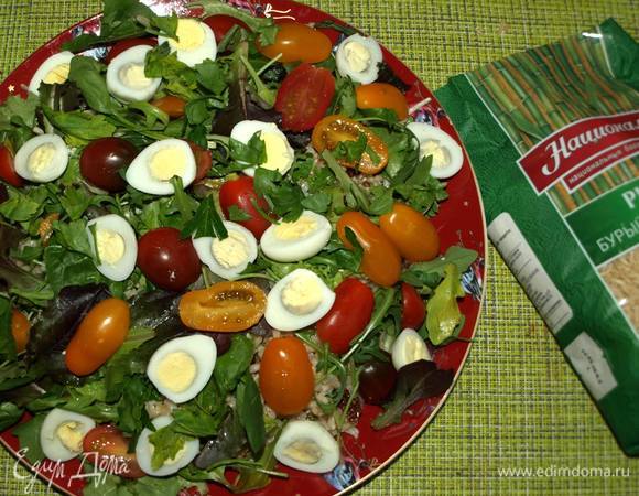 Далее выкладываем подготовленные помидоры черри, перепелиные яйца, добавляем немного рубленой петрушки. Соль и перец — по вкусу.