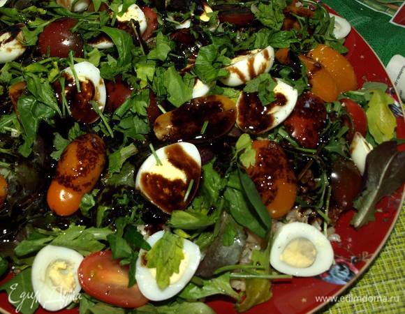 В небольшой миске смешать горчичное масло и бальзамический крем. Сверху салат полить подготовленной заправкой. Посыпать оставшейся рубленой петрушкой.