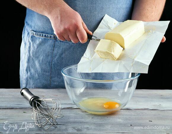 Добавьте размягченное масло в миску с яйцом.