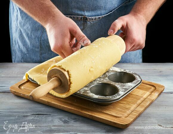 Тесто распределите по формочкам, сформировав бортики, наколите вилкой и поставьте в холодильник на полчаса.