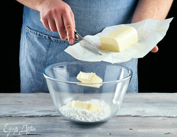 Подготовьте крем: в чаше соедините размягченное сливочное масло «Вкуснотеево» и сахарную пудру. Взбейте блендером.