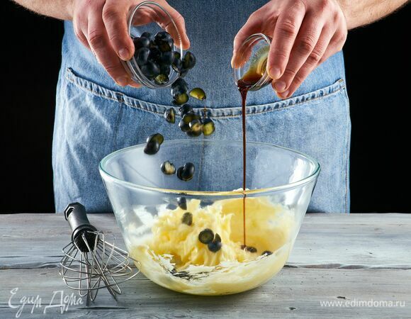 Добавьте ванильный экстракт и нарезанную на небольшие кусочки голубику. Перемешайте. 