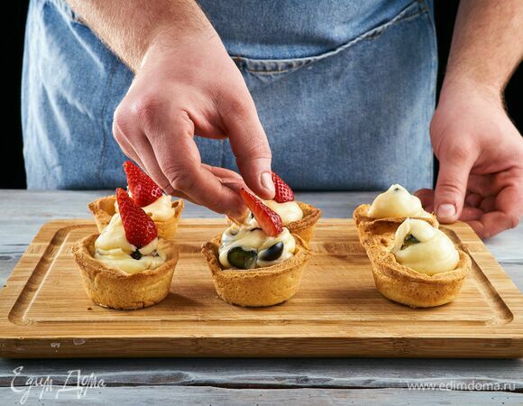 Верх крема украсьте ягодами клубники. Поставьте в холодильник примерно на час.