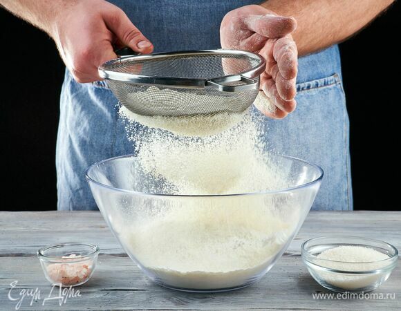 Смешайте просеянную муку, сахар и щепотку соли.