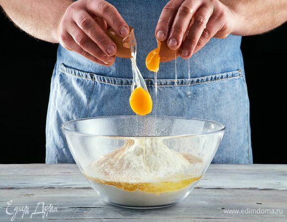 Добавьте два яйца.