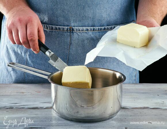Растопите масло в сотейнике.
