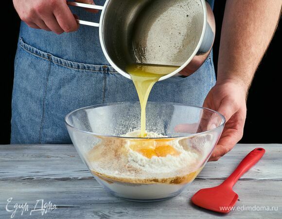 Добавьте растопленное масло в муку, замесите тесто.
