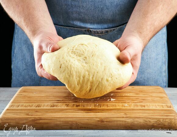 Подошедшее тесто выложите на припыленную мукой поверхность. Разделите на равные части.