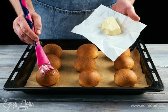 Духовку разогрейте до 180°С и выпекайте булочки 20 минут. Еще теплые булочки смажьте растопленным сливочным маслом «Вкуснотеево».