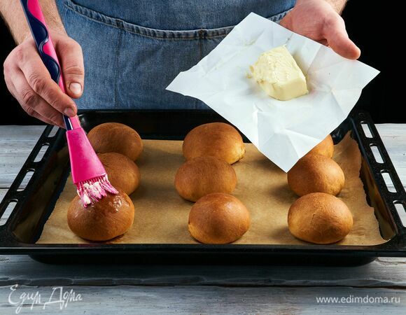 Духовку разогрейте до 180°С и выпекайте булочки 20 минут. Еще теплые булочки смажьте растопленным сливочным маслом «Вкуснотеево».