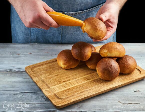 Наполните кулинарный мешок абрикосовым вареньем. Начините пончики вареньем с двух противоположных сторон.