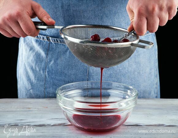 Сначала подготовьте начинку. Вишню разморозьте, отожмите и слейте сок.