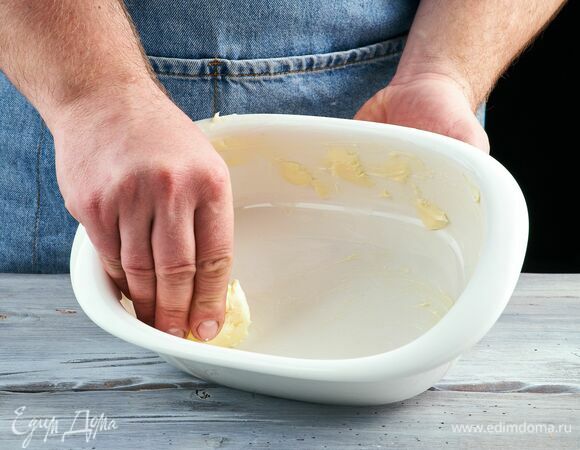 Форму для крамбла смажьте сливочным маслом.