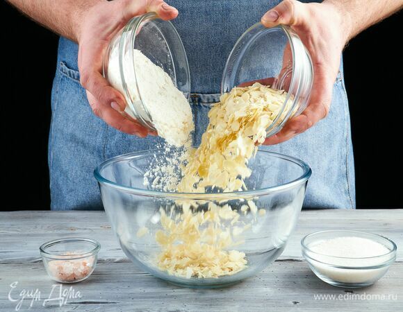 В чаше соедините предварительно смолотые миндальные лепестки, муку, сахар и щепотку соли.