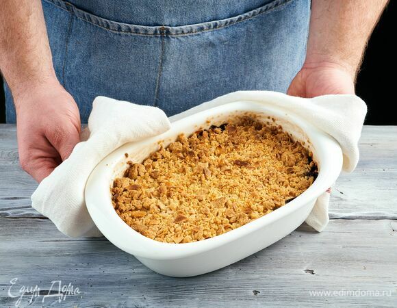 Выпекайте крамбл при 180°С в течение 20–25 минут до золотистой корочки.