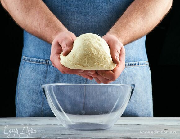 Замесите тесто, оно должно быть однородным и тугим. Накройте миску с тестом пленкой или полотенцем и оставьте отдыхать на 10–15 минут.