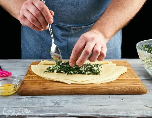 Тесто разделите на равные части и тонко раскатайте. <br />
Распределите равномерно начинку по тесту.