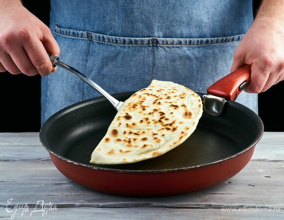 Разогрейте сковороду, обжаривайте кутабы на сильном огне без масла с обеих сторон до легкой золотистости.